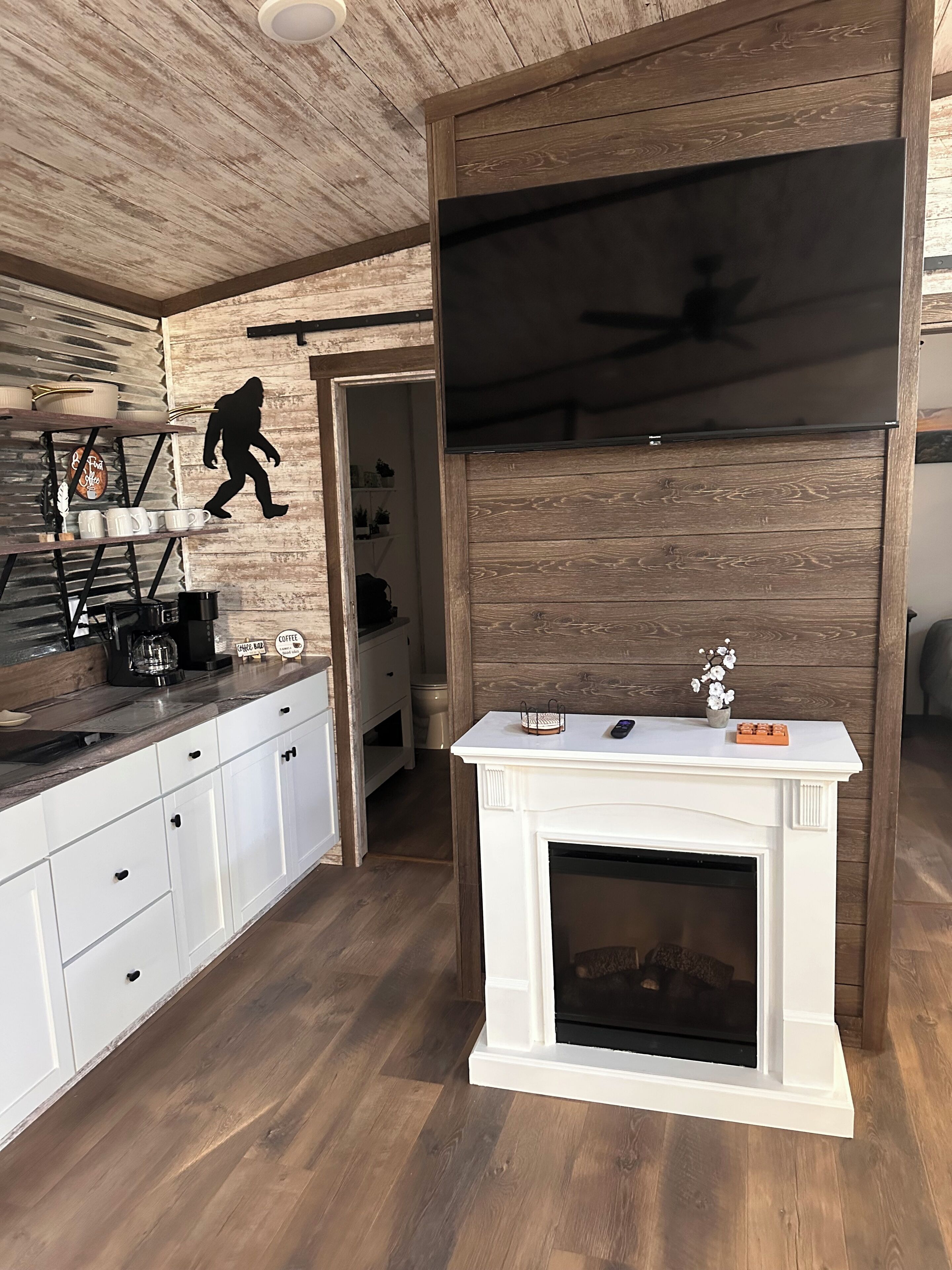 Een koelkast, een microgolfoven, een kookplaat, een vaatwasser