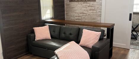 Smart TV, chimenea y libros