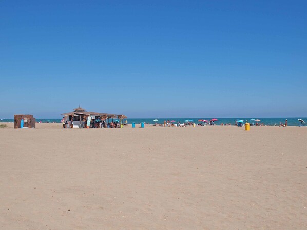 A beach with a small hut and umbrellas. - Patacona Iconic I . WiFi + PK + A/ Conditioning + Pool (Alboraya)