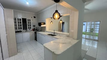 Microonde, forno, piano cottura, pentole/stoviglie/utensili