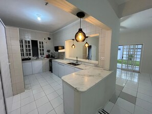 Microwave, oven, stovetop, cookware/dishes/utensils