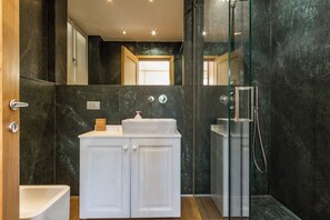 Dusj, hårføner og bidé