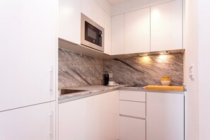 Fridge, microwave, dishwasher, coffee/tea maker