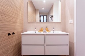 Shower, hair dryer, towels - Cozy apartment in Seville. Gamazo Terrace III (Seville)