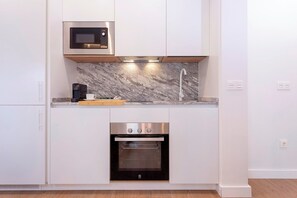 Fridge, microwave, oven, coffee/tea maker - Genteel Home Gamazo Terrace II (Seville)