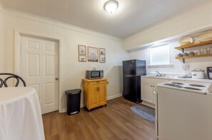 Microwave, oven, stovetop - Charming 2-bedroom apartment with AC, WiFi in Benton (Benton)
