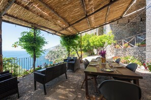 Outdoor dining - Villa con piscina privata vista mare by Wonder... (Conca dei Marini)