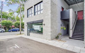 Exterior - Havana Hideaway Downtown Saugatuck Walk to everything, Cozy, water view w/deck (Saugatuck)