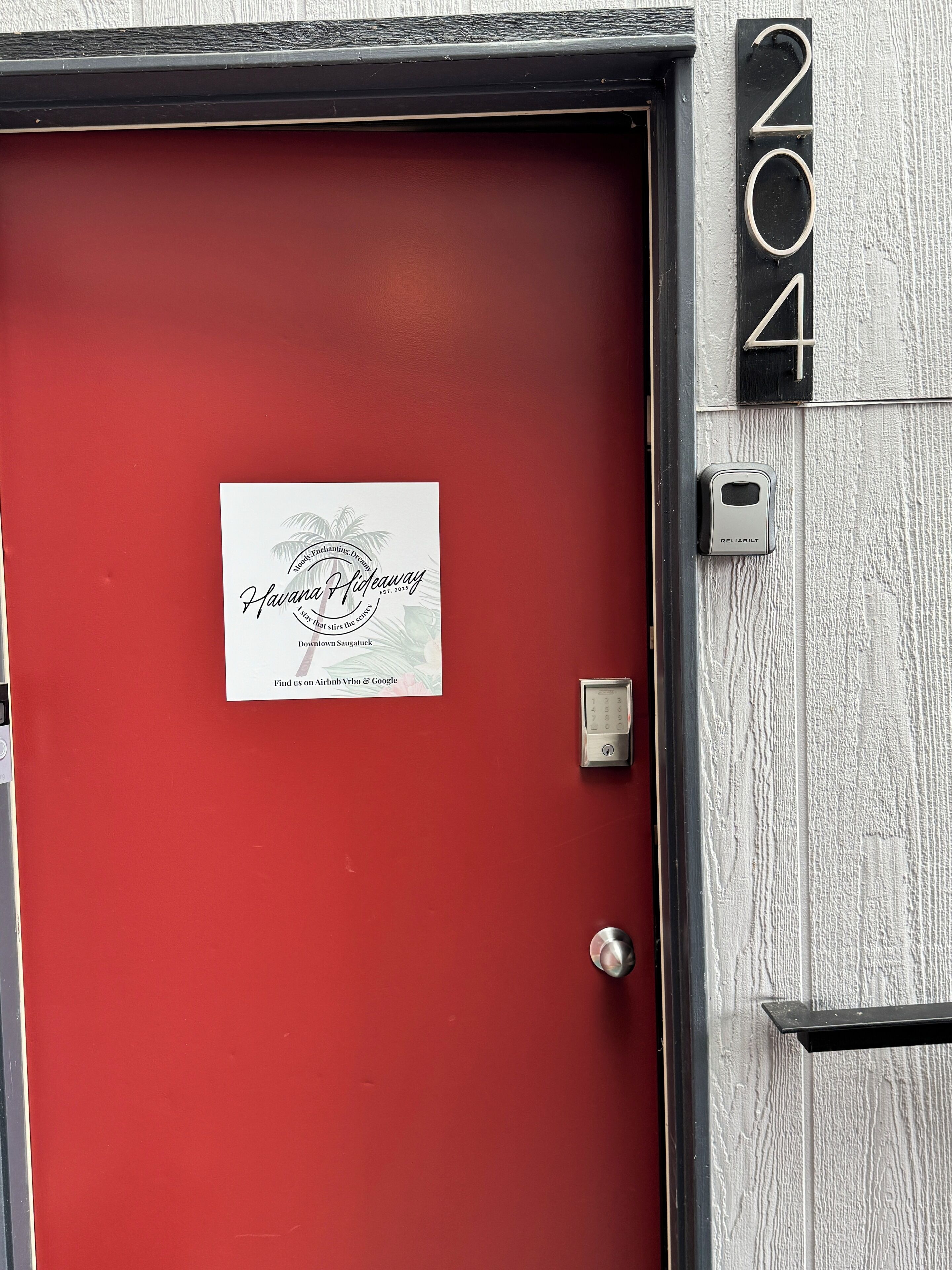 En røddør med et skilt for Havana Hideaway, et telefonnummer og en dørklokke.