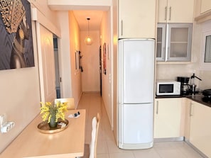 Apartment, 1 Bedroom, Smoking, City View | Interior