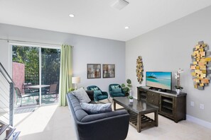 TV - 5 Min to Disney – Stylish & Cozy Stay (Kissimmee)