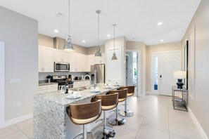 Réfrigérateur, micro-ondes, four, lave-vaisselle