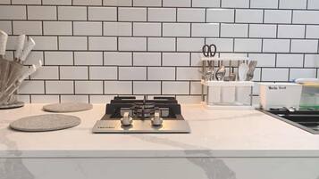 Réfrigérateur, micro-ondes, plaque de cuisson, bouilloire électrique