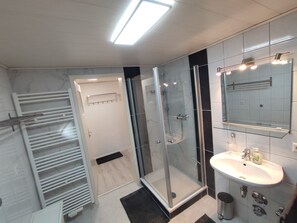 Hair dryer, towels, soap, shampoo - On the Hohenstaufen (Göppingen)