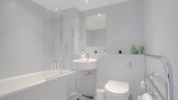 SĂšche-cheveux, serviettes fournies