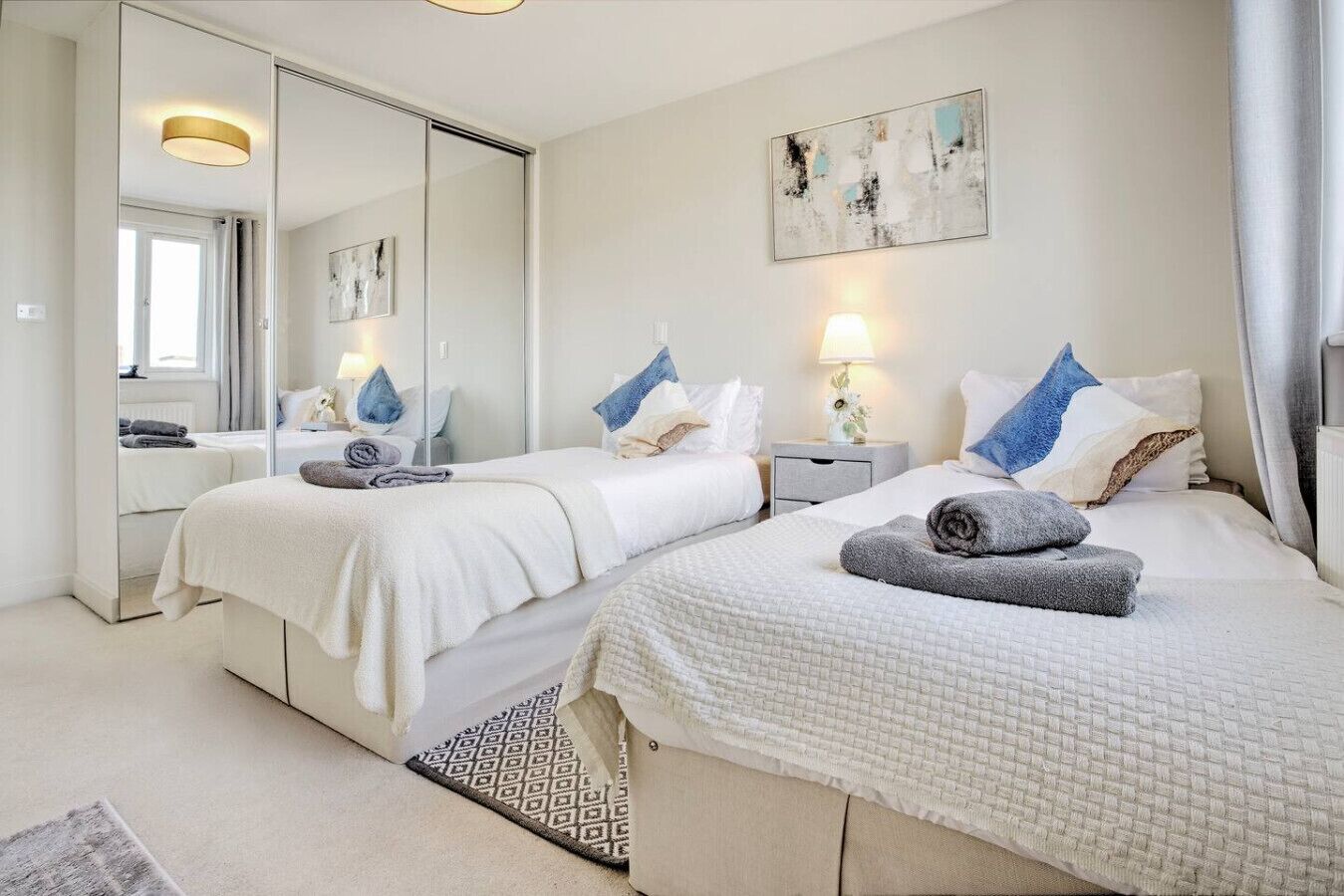 1 dormitorio, escritorio, tabla de planchar con plancha y cuna de viaje