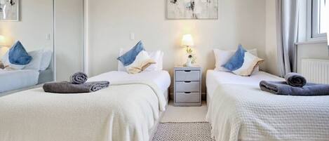 1 habitación, escritorio, tabla de planchar con plancha y cuna de viaje