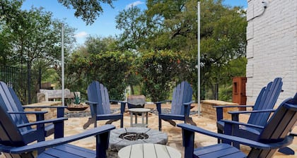 Vibrant Austin Escape: - Mins to UT - Mins to DT - King Bed - Balcony