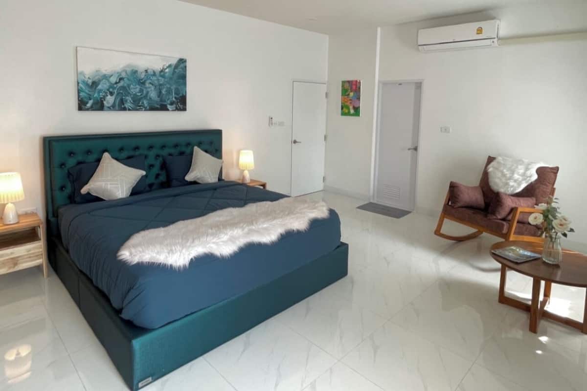 Family Room, Pool View | In-room safe, blackout drapes, soundproofing, iron/ironing board