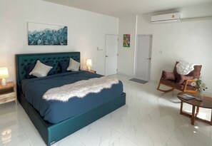 Safe på rommet, blendingsgardiner, lydisolert og strykejern/-brett