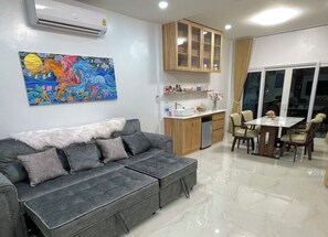 Habitación clásica, vistas a la colina | Caja fuerte, cortinas opacas, sistema de insonorización