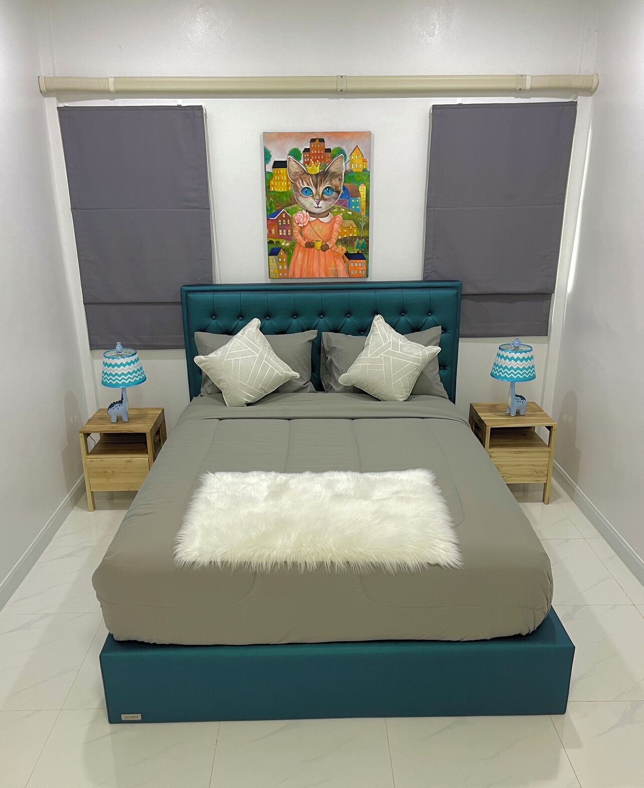 Familierom, bassengutsikt | Safe på rommet, blendingsgardiner, lydisolert og strykejern/-brett