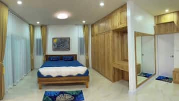 Quarto clássico, vista para a colina | Cofres nos quartos, cortinas blackout, quartos à prova de som