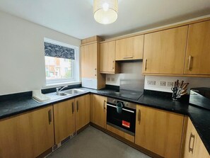 ثلاجة، ميكروويف، فرن، موقد طهي مسطح