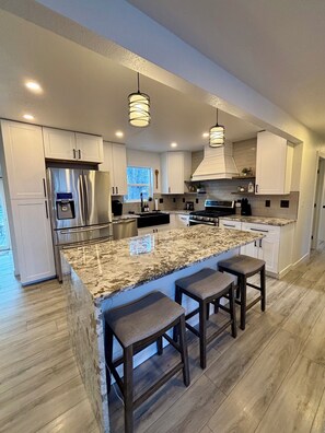 Køleskab, mikrobølgeovn, ovn, kogeplade