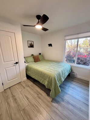 3 bedrooms, desk, travel cot, free WiFi - Renovated 3-bedroom house in Cherry Creek (Denver)