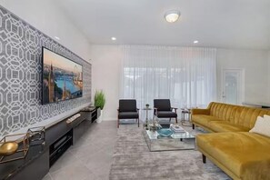 Smart TV - 5BR Villa Close to Disney | Gated-Pool-Water Park (Davenport)