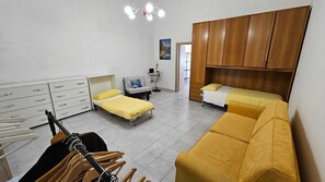 2 Schlafzimmer, Schreibtisch, Bügeleisen/Bügelbrett, Reisekinderbett