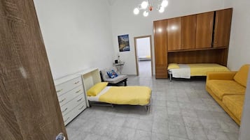 2 Schlafzimmer, Schreibtisch, Bügeleisen/Bügelbrett, Reisekinderbett