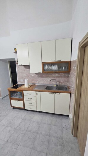 冷蔵庫、電子レンジ、オーブン、コンロ