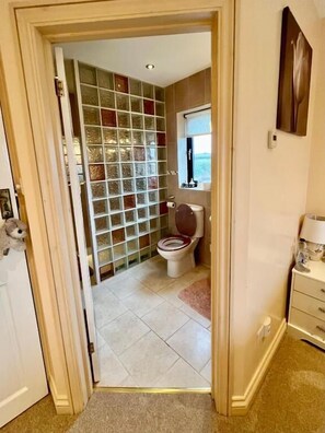 King en-suite Room with Balcony, Countryside View, Non Smoking | ห้องน้ำ | ไดร์เป่าผม, รองเท้าสวมภายในห้อง, ผ้าเช็ดตัว, สบู่