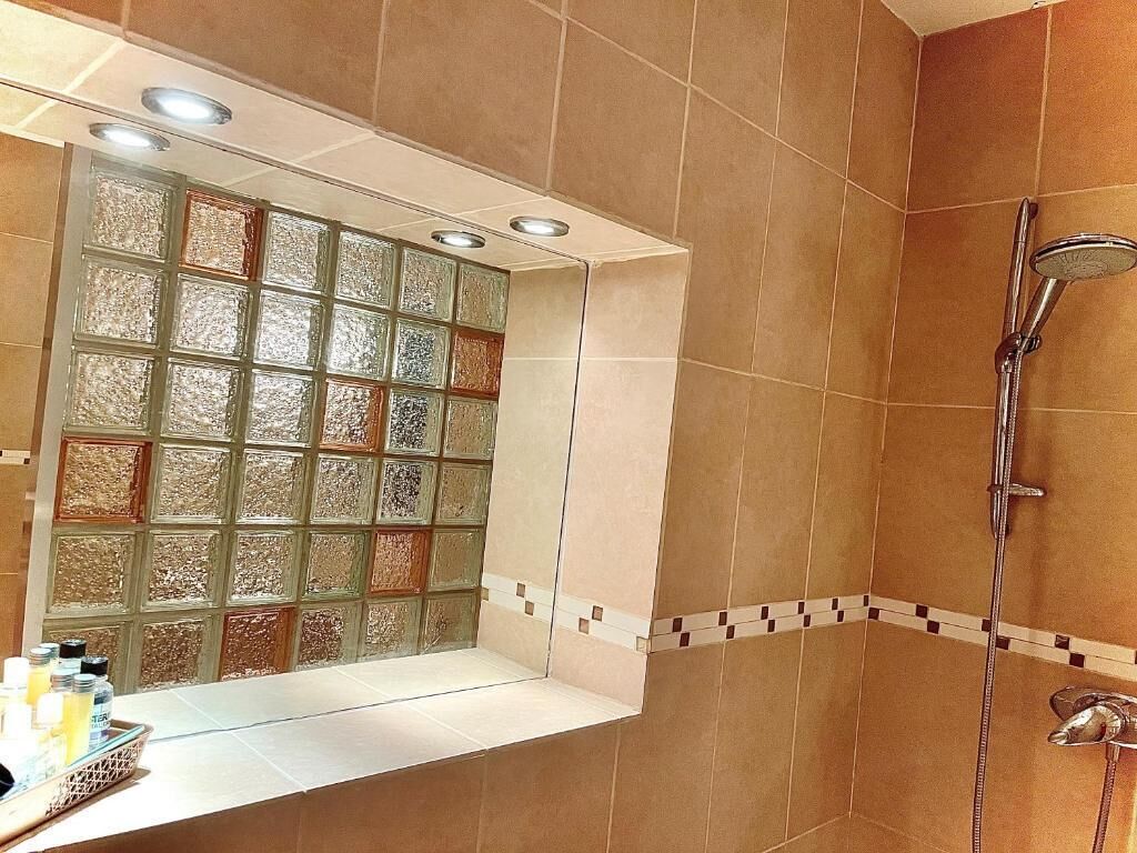 King en-suite Room with Balcony, Countryside View, Non Smoking | Badezimmer | Haartrockner, Hausschuhe, Handtücher, Seife