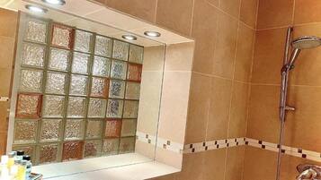 King en-suite Room with Balcony, Countryside View, Non Smoking | Badezimmer | Haartrockner, Hausschuhe, Handtücher, Seife