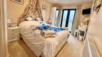 King en-suite Room with Balcony, Countryside View, Non Smoking | Meja kerja, ruang kerja ramah laptop, dan tirai kedap cahaya