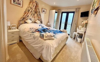 King en-suite Room with Balcony, Countryside View, Non Smoking | Desk, laptop workspace, blackout drapes, free WiFi