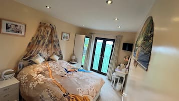 King en-suite Room with Balcony, Countryside View, Non Smoking | Escritorio, espacio para trabajar con laptop y cortinas blackout