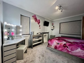 King (Orchid) Room, Countryside View, Non Smoking | Desk, laptop workspace, blackout drapes, free WiFi - WILLOW RIDGE - a large country house with 3 rental rooms (Bristol)