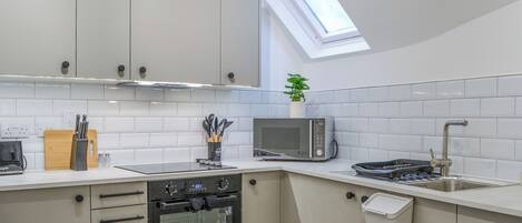 Lavavajillas y trona infantil