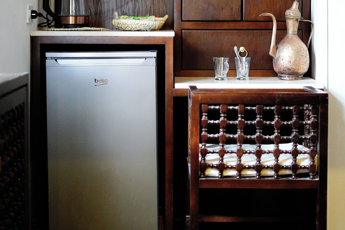 Escritorio y espacio para trabajar con laptop