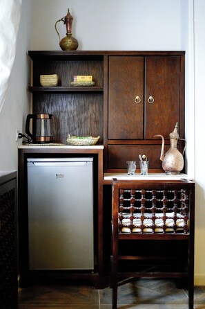 Escritorio y espacio para trabajar con laptop 