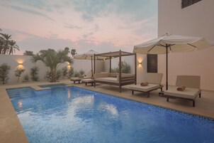 Una piscina al aire libre