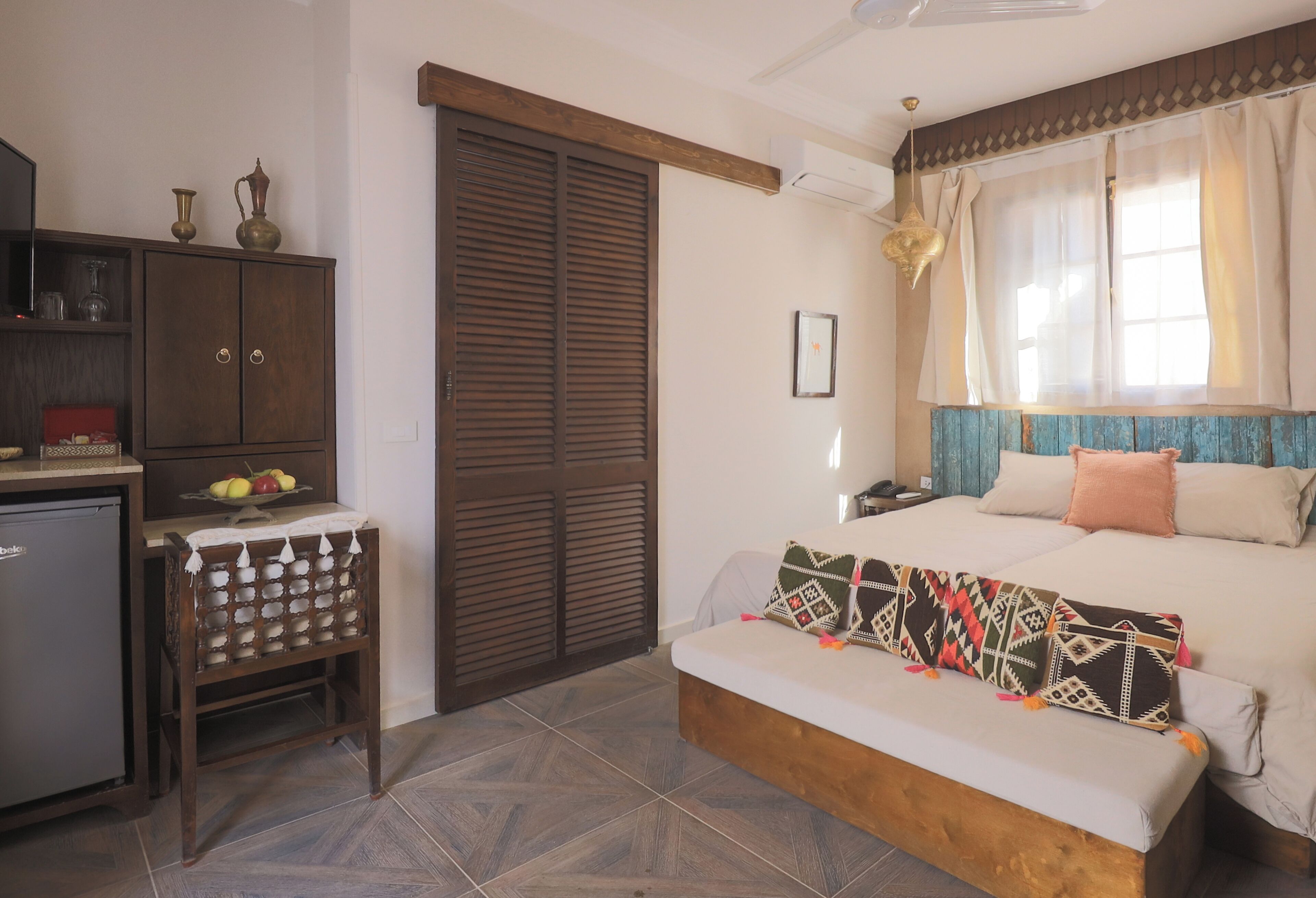 Escritorio y espacio para trabajar con laptop 