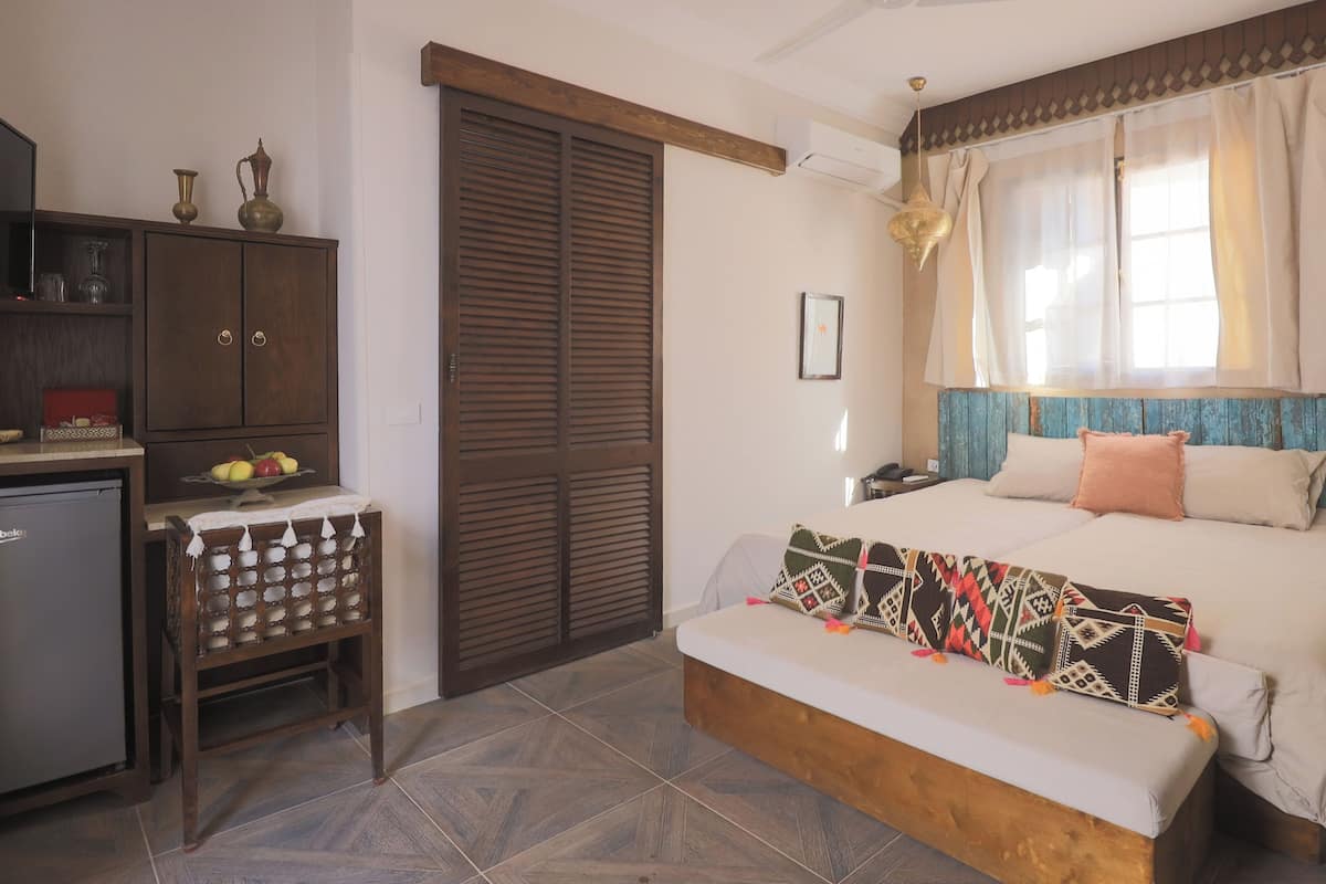 Escritorio y espacio para trabajar con laptop