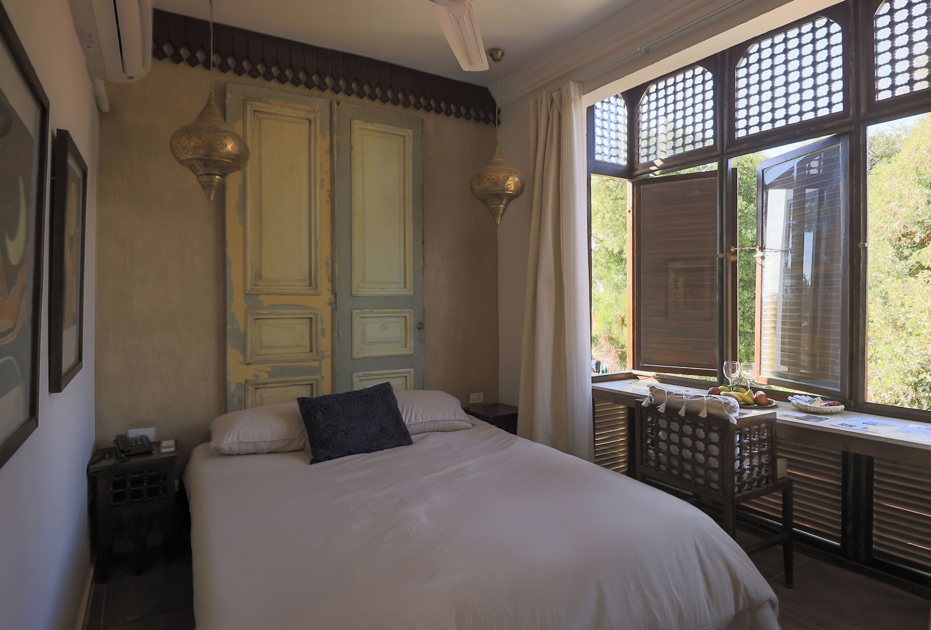 Escritorio y espacio para trabajar con laptop 