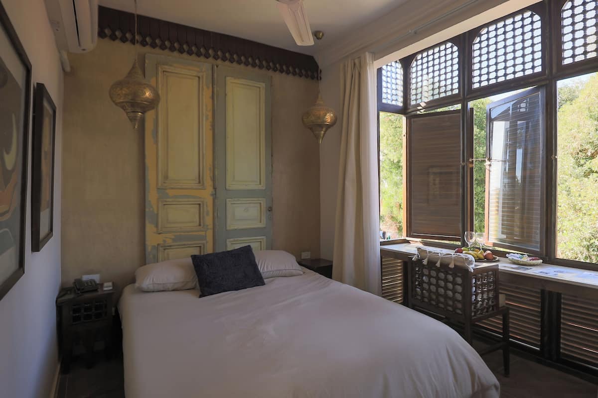 Escritorio y espacio para trabajar con laptop