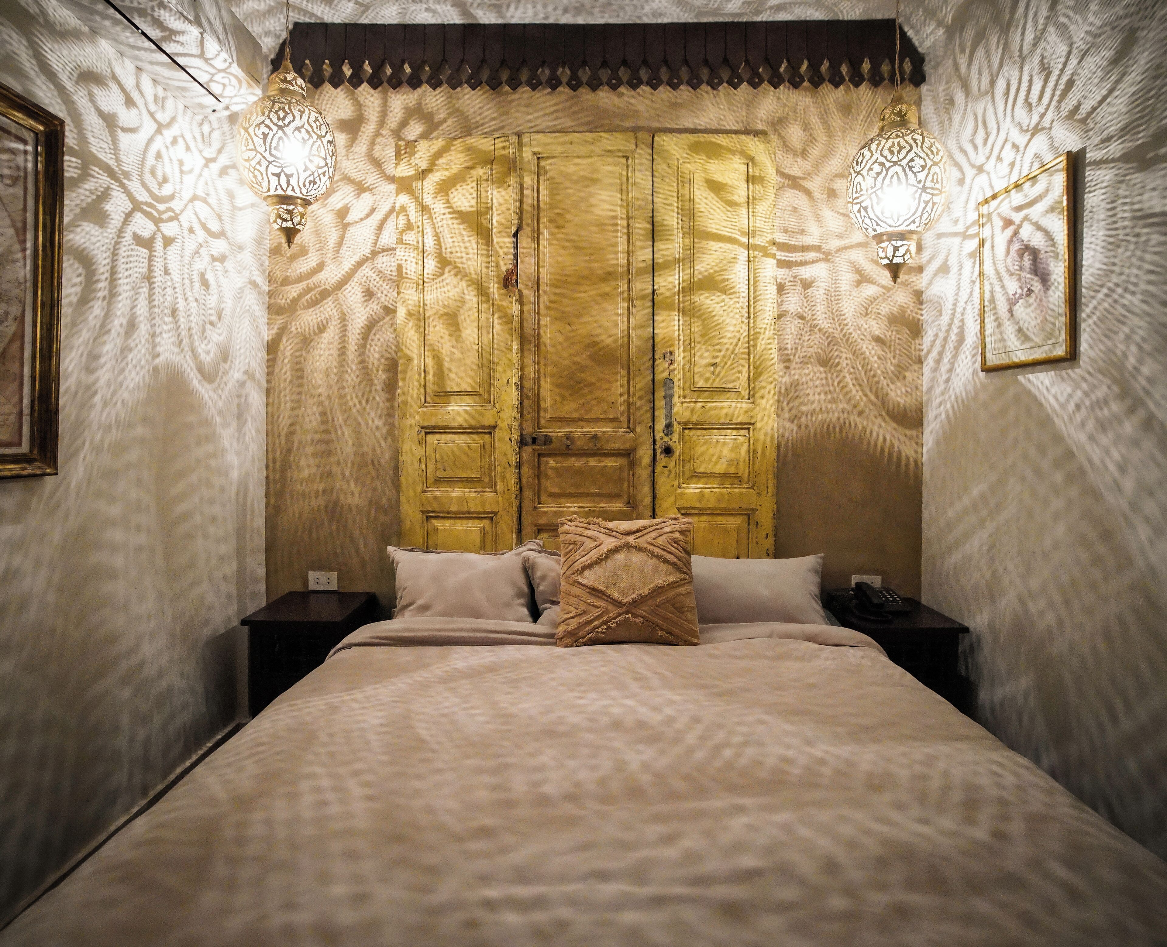 Escritorio y espacio para trabajar con laptop 